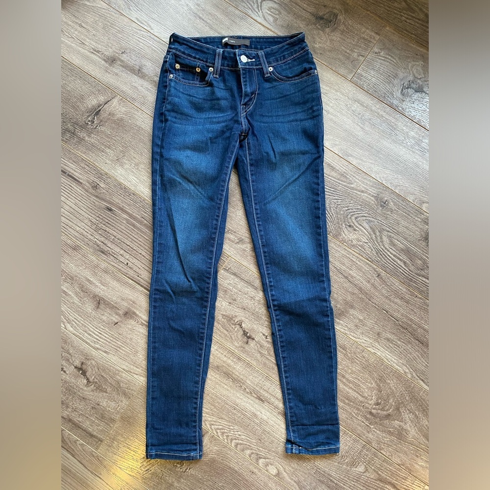 Levi’s medium blue low rise skinny jeans/ jeggings 68% cotton